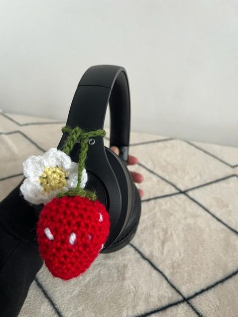 Headphones Accessories, Rabbit Flower, Crochet Strawberry, Bone Crafts, Headphone Accessories, Headphone Stands, Handmade Knitting, Kind Words, Crochet Stitches