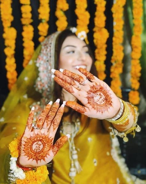 Mehendi Photography Bridal, Haldi Photography Ideas, Mehendi Photoshoot, Haldi Poses For Bride, Mehndi Photography, Haldi Photoshoot, Mehendi Photography, Haldi Ceremony Outfit, Bridesmaid Poses