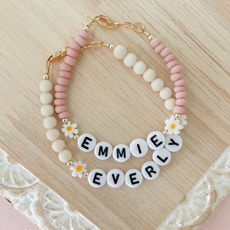 The cutest name bracelets 💕 Beaded Bracelets With Names, Name Bracelets Diy, Bracelet Ideas For Kids, Name Bead Bracelet, Swiftie Bracelets, Manik Manik, Name Bracelets, Selling On Instagram, Diy Bracelet Designs