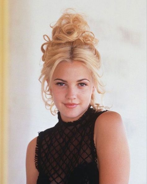 Drew Barrymore Curly Hair, 90s Blonde Hairstyles, Prom 90s Hair, 2000s Prom Hairstyles, Hairstyles 90s For Women, 90s Womens Hair, 90s Wedding Hair, Emma Watson Hairstyles, 90s Prom Hairstyles