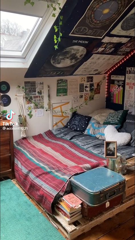 Room Inspiration Grunge Hipster, Vintage Room Inspo 90s, Attic Bedrooms Teenage, Hipster Rooms, Dream Life Tiktok, Cozy Indie Bedroom, 90s Bedroom Aesthetic Grunge Retro, 90s Rooms Bedrooms, Aesthetic Cluttered Bedroom