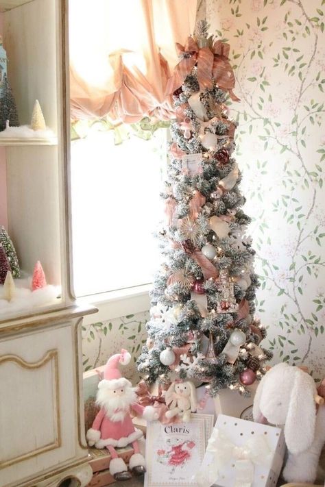 Girly Christmas Tree, Nursery Christmas, Christmas Nursery, Room Christmas Decor, Silver Christmas Decorations, Girly Christmas, Christmas Apartment, Christmas Decorations Ideas, Pink Xmas