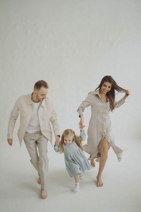 Family Photos Minimalist, Blurry Studio Photoshoot, Minimalistic Family Photoshoot, Family Studio Photoshoot Poses, Modern Studio Family Portraits, White Studio Family Photos, Minimal Family Photoshoot, Family Of 3 Studio Photoshoot, Family Photoshoot White Background