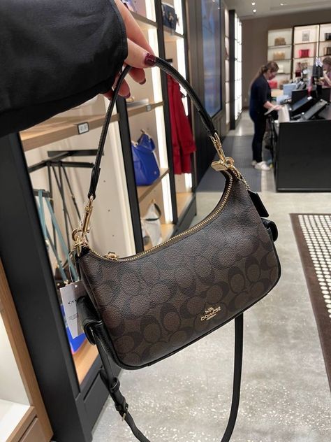 Coach Bag Aesthetic, Coach Aesthetic, Coach Bag Outfit, Shoulder Bag Outfit, Trendy Purses, Dream Bags, Handbag Essentials, Girly Bags, Luxury Purses