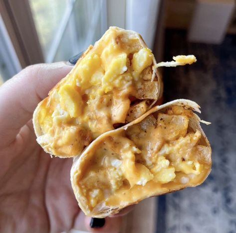 Copycat Taco Bell fiesta potato breakfast burrito -just three points on Weight Watchers Blue Taco Bell Fiesta Potatoes, Potato Breakfast Burrito, Weight Watchers Pumpkin Muffins, Fiesta Potatoes, Taco Bell Breakfast, Copycat Taco Bell, Taco Bell Recipes, Breakfast Quesadilla, Potato Breakfast