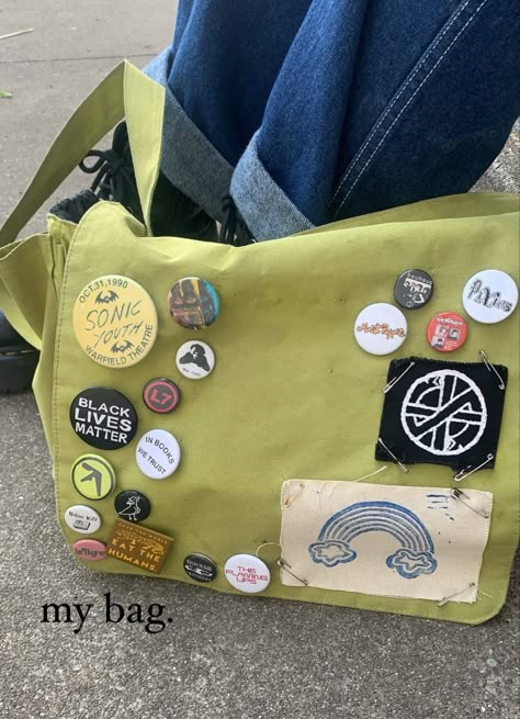 Decorated Backpack Ideas, Patchwork Messenger Bag, Decorated Messenger Bag Aesthetic, Decorated Messenger Bag, Messenger Bag With Pins, Bag With Patches, Messanger Bag, Artsy Aesthetic, Decorated Bags