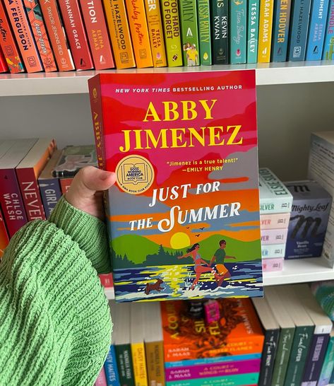 Spoiler free review of “Just for the summer” by Abby Jimenez !! 🌞🧸🚣🏻 Imagine meeting the love of your life on reddit: FIVE (hundred thousand) STARS 💞 I am going to need all of you to go and get this book on your tbr IMMEDIATELY!! This is probably one of the best romance books I’ve ever read and I’m so full of all the emotions after finishing this book. It seriously had me wheezing it was so funny. This is definitely not your typical romcom however because while it was full of light hearted... Just For The Summer Abby Jimenez Book Cover, Just For The Summer, Abby Jimenez Books, Just For The Summer Book Aesthetic, Jaz Core, Summer Romance Books, Best Romance Books, Reading Bookshelf, Reading Era