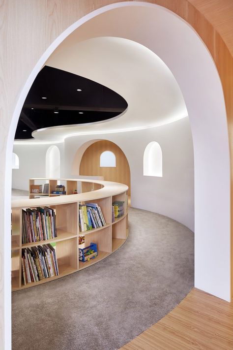 Curving wood-lined nooks create private reading spaces in Shanghai children's library Pediatric Hospital, Nest Building, Bedroom Drawing, Kindergarten Design, Childrens Library, School Interior, Kids Library, Studio Photos, Curved Walls