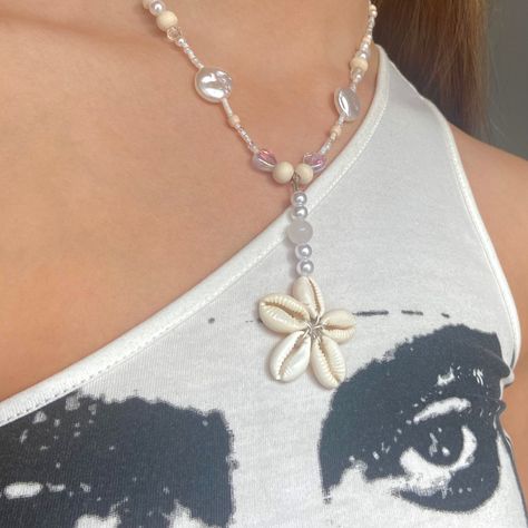 Seashell Necklace Diy, Beach Aesthetic Coconut, Aesthetic Coconut Girl, Aesthetic Coconut, Summer Jewellery, Accesories Jewelry, Girl Beach, Beach Necklaces, Seashell Jewelry