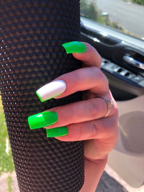 Nail Design Green Color, Hot Green Nails Acrylic, Lime Green Nails Acrylics Design, Nail Ideas Neon Green, Neon Green And Gold Nails, White And Lime Green Nails, Nails Acrylic Lime Green, Summer Nails Green Neon, Neon Green Nails Ideas