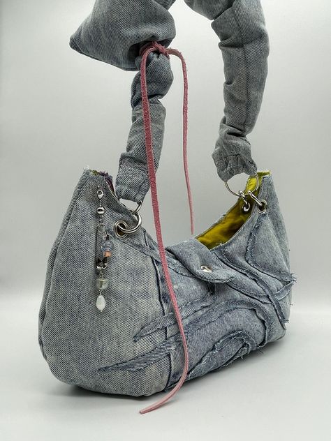 Upcycling bag LINI - washed out denim Sewing A Leather Bag, Denim Leather Bag, Upcycled Denim Bag, Upcycle Accessories, Diy Denim Bag, Upcycle Bag, Jeans Bag Diy, Reworked Bag, Bag Upcycling