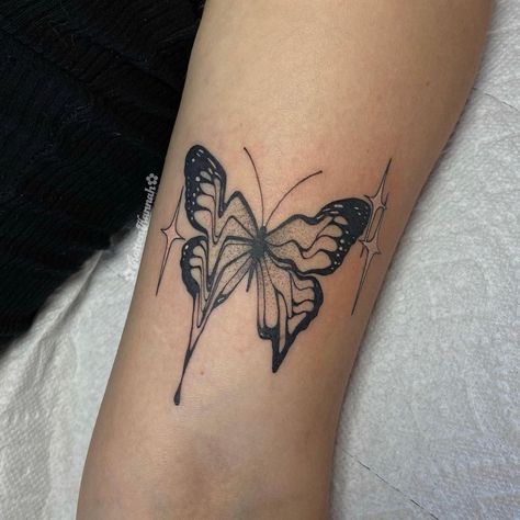 汉娜 | Sorry Mom Studio on Instagram: “pls pls pls more ideas like this 💖😩 loove drippy, glitchy stuff!! • • • #butterflytattoo #monarchbutterfly #blackwork #blackworktattoo…” Palm Size Tattoos, Monarch Butterfly Tattoo, Artsy Tattoos, Sorry Mom, Magic Runes, Insect Tattoo, Cute Little Tattoos, Stomach Tattoos, Knee Tattoo