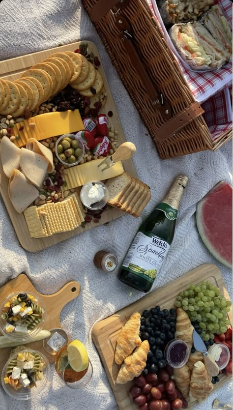 Outdoor Picnic Setup, Pinic Basket, Picnic Date Food, Sparkling Grape Juice, Picnic Setup, Picnic Fruit, Basket Picnic, Picnic Snacks, Picnic Aesthetic