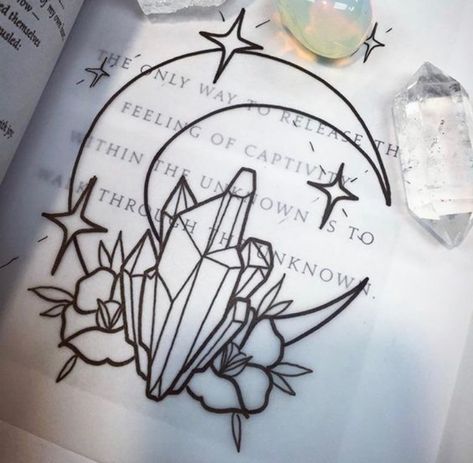 Crystal moon tattoo Tattoo Sonne, Crystal Tattoo, Arte Doodle, Arrow Tattoo, Sweet Cream, Flash Art, Skin Art, Piercing Tattoo, Love Tattoos