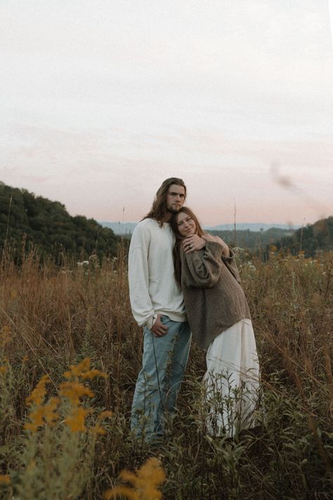 Outdoorsy Couple, Cute Engagement Photos, Couple Engagement Pictures, Engagement Pictures Poses, Couples Outfit, Engagement Session Outfits, Couple Picture Poses, Couple Photoshoot Poses, Fall Photoshoot