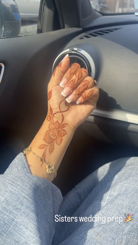 Cute Henna Designs, Cute Henna Tattoos, Henna Style Tattoos, Brown Henna, Henna Nails, Henna Inspired Tattoos, Cute Henna, Hand Tattoos For Girls, Henna Tattoo Hand