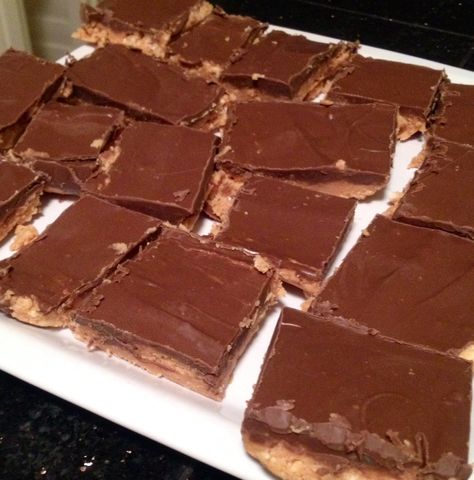 Trisha Yearwood's no bake chocolate peanut butter pretzel bars Chocolate Peanut Butter Pretzel Bars, Peanut Butter Squares Recipe, Peanut Butter Pretzel Bars, Butter Squares, Peanut Butter Squares, Saltine Toffee, Pretzel Bars, Homemade Chocolate Bars, Peanut Butter Pretzel