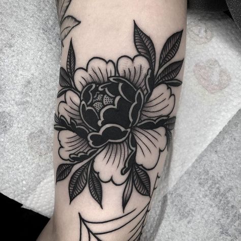 Flower Tattoos Men, Traditional Tattoo Flowers, Traditional Style Tattoo, Tattoos Men, Tattoo Flowers, Traditional Tattoo Sleeve, Elbow Tattoos, Floral Tattoo Sleeve, Geniale Tattoos