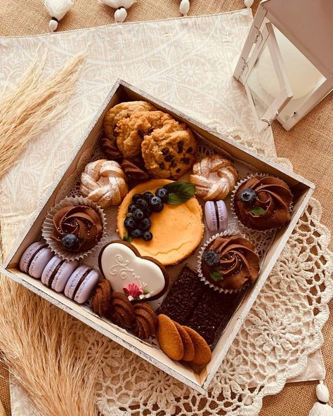 Baking Boxes Gift Packaging Ideas, Baked Goods Basket Ideas, Cookie Box Aesthetic, Box Dulces Ideas, Box Dulce, Cookie Delivery, Bakery Menu, Dessert Boxes, Baking Business