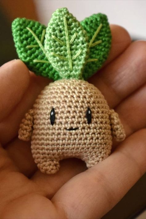 FREE crochet mini Mandrake pattern #amigurumipattern #amigurumi #crochetmandrake #amigurumimandrake #crochetpuppy #amigurumipuppy #crochettoy #amigurumitoy #crochetpattern #freeamigurumipattern Harry Potter Mandrake, Harry Potter Crochet, Easy Amigurumi, Confection Au Crochet, Crochet Fun, Pola Amigurumi, Kawaii Crochet, Crochet Simple, Fun Crochet Projects