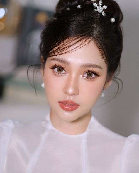 All Posts • Instagram Korean Wedding Hair Updo, Korean Wedding Makeup Look, Chinese Bridal Makeup, Wedding Makeup For Bride, Korean Wedding Makeup, Korean Wedding Hair, Bride Makeup Natural, Makeup Wisuda, Asian Wedding Makeup