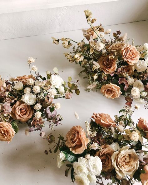 This palette has me a little star stuck✨🤩 @tylerhoff and @c_hoff know how to throw a baby shower am I right?? Peach Centerpieces, Combo Rose, Neutral Florals, Elegant Wedding Flowers, Neutral Wedding Flowers, Wedding Happy, Tan Wedding, Neutral Wedding, Floral Arrangements Wedding