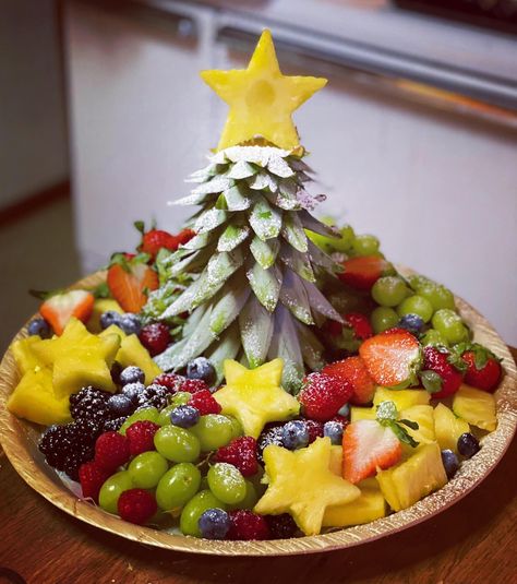 Christmas Fruit Bowl, Pineapple Christmas Tree, Pineapple Tree, Fruit Platter Ideas Party, Snack Platters, Christmas Vegetables, Christmas Party Treats, Christmas Luncheon, Fruit Christmas Tree