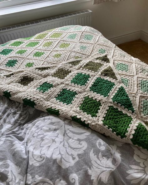 Green Crochet Blanket Inspiration ⋆ Crochet Kingdom Crochet Ombre Granny Square Blanket, Green Crochet Blanket Granny Squares, Forest Green Crochet Blanket, Purple And Yellow Crochet Blanket, Green Granny Square Blanket, Green Crochet Blanket, Pink Green Gradient, White Crochet Blanket, Blanket Inspiration