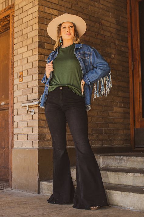 Black Bell Bottoms Outfit Western, Plus Size Bell Bottoms Outfit, Plus Size Flare Jeans Outfits, Black Bell Bottoms Outfit, Western Jeans Outfit, Plus Size Western Outfits Woman, Plus Size Western Wear, Outfits With Flares, Black High Waisted Jeans