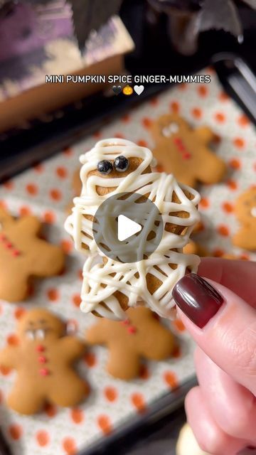 Ashley | Bake Drizzle Dust on Instagram: "Gingerbread men but make them pumpkin spice flavored and spooky!🎃🧡👻

These cookies are a Halloween twist on the classic gingerbread man. They are made with pumpkin puree and pumpkin pie spice and decorated with white chocolate to look like cute little mummies! 🤍🖤🤍

Full details are on my blog at bakedrizzledust.com

Recipe used is by @thesqueakymixer 

#halloweenbaking #halloweencookies #spookycute #spookytreats #pumpkinspiceseason #pumpkincookies #gingerbreadman #wiltoncakes" Puree Pumpkin, Cute And Spooky, Wilton Cake Decorating, Halloween Baking, Spooky Treats, Wilton Cakes, Pumpkin Spice Season, Fall Food, Gingerbread Men