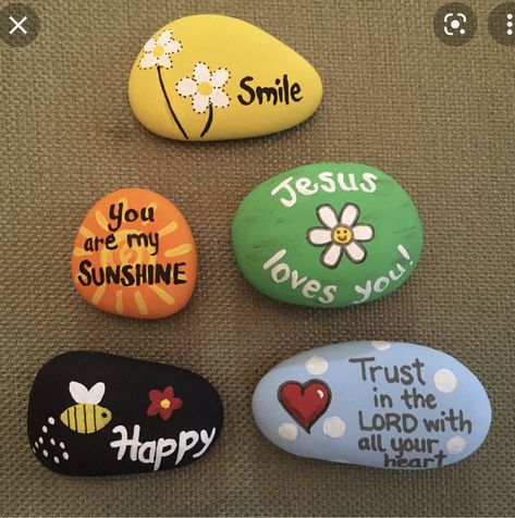 Scripture Rocks, Inspirational Rocks, Diy Rock Art, Rock Painting Ideas, Rocks Painted, Stone Art Painting, Painted Rocks Kids, Posca Art, Painted Rocks Craft