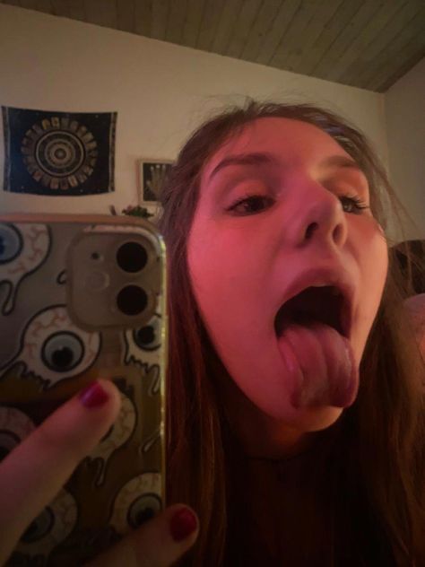 Jenna Ortega Sticking Her Tongue Out, Girl Sticking Out Her Tounge, Female Tongue Out, Tounge Out Pic, Sticking Tongue Out Women, Spit On Tongue, Tongue Selfie, Tongue Out Selfie, Nut On Face