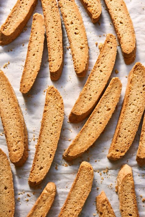 Italian Anise Biscotti - The Clever Carrot Anise Biscotti Recipe, Biscotti Almond, Anise Biscotti, Vanilla Biscotti, The Clever Carrot, Clever Carrot, Anise Cookies, Sesame Cookies, Italian Diet