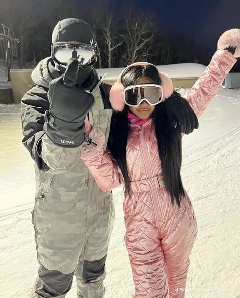 Matching Snow Outfits, Black Couples In The Snow, Cabin Baecation, Winter Baecation, Couples Ski Trip, Black Couple Vacations, Cabin Trip Outfit, Ski Trip Outfit, Cabin Trip