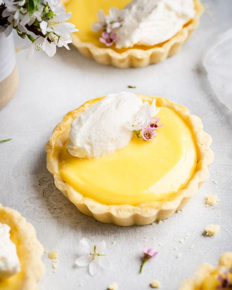 Lemon Cream Filling, Mini Lemon Tarts, Lemon Tartlets, Mini Tart Recipes, Lemon Tart Recipe, Sweet Whipped Cream, Tartlets Recipe, Crumble Pie, Spring Baking