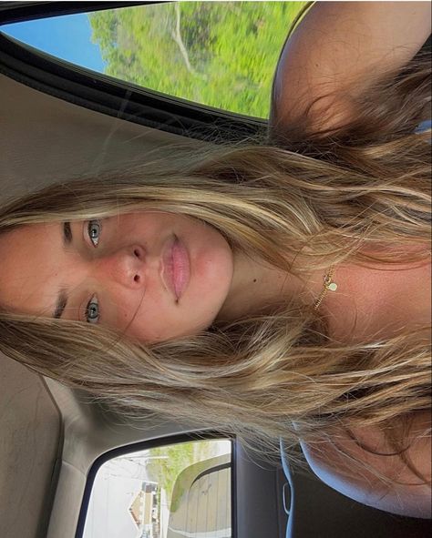 Blonde Hair Vs Brown Hair, Surfer Girl Haircut, Sunkissed Hair Blonde Beach Highlights, Surf Hair Blonde, Sun Kissed Hair Blonde, Beachy Brown Hair, Blonde Surfer Girl, Sun Bleached Hair, Surfer Girl Hair