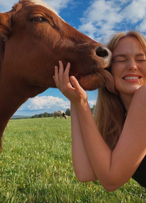 Cow Pictures Aesthetic, Senior Pictures With Farm Animals, Farm Girl Photoshoots, Cow Photoshoot Picture Ideas, Farm Instagram Pictures, Photoshoot With Cows, Pictures With Cows, Farm Photo Ideas, Cow Photoshoot