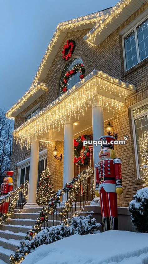 Christmas Front Yard Decor, Outdoor Christmas Decorations Yard Ideas, Christmas House Decorations Outdoor, Exterior Christmas Decorations, Creative Christmas Cookies, Best Christmas Decorations, Commercial Christmas Decorations, Red And Gold Christmas Tree, Christmas House Lights