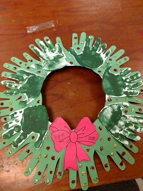 Handprint Wreath, Christmas Crafts Kids Ornaments, Baby Handprint Art, Baby Christmas Crafts, Christmas Reef, Kids Painting Crafts, Handprint Christmas, I Am So Sorry, Santa Crafts