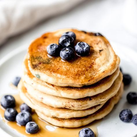 Fluffy almond flour pancakes made with just 5 core ingredients: almond flour, coconut or almond milk, eggs, oil and vanilla extract. These keto almond flour pancakes are also gluten free & low carb and make the perfect, easy breakfast. Options to add blueberries or chocolate chips! #keto #breakfast #pancakes #lowcarb #paleo #paleobreakfast #lowcarbbreakfast Oatmeal Blueberry Muffins Healthy, Fluffy Coconut Flour Pancakes, Almond Flour Blueberry, Sourdough Blueberry, Chocolate Sourdough, Paleo Banana Muffins, Make Almond Flour, Almond Pancakes, Freeze Pancakes