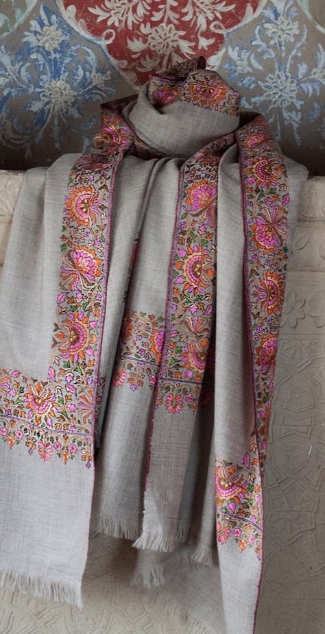 Kashmiri Shawls Women, Embroidery On Shawls, Kashmiri Embroidery Designs, Shawl Embroidery Design, Kashmiri Hand Embroidery, Kashmiri Saree, Kashmiri Pashmina Shawl, Kashida Embroidery, Gota Patti Saree