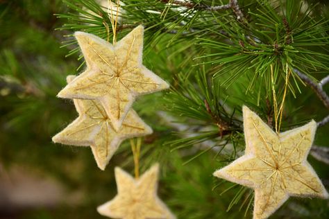 Christmas tutorial - felt stars Needle Felted Star, Felt Christmas Tree Diy, Felted Stars, Needle Felt Christmas, Christmas Star Crafts, Christmas Crafts Diy Decoration, Christmas Tutorial, Felt Stars, Felt Star