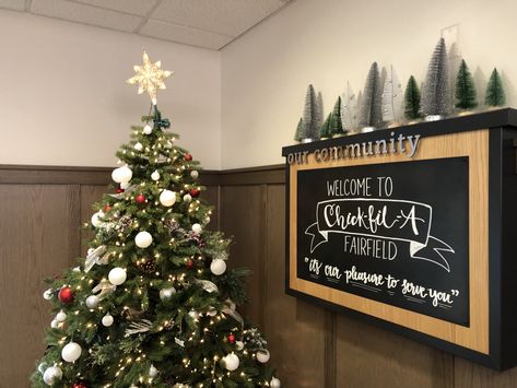 Chick Fil A Christmas Tree, Chickfila Community Board, Chick Fil A Christmas, Chick Fil A Community Board Ideas, Chicken Store, Bulletin Board Tree, Social Media Signs, Community Boards, Chalkboard Designs