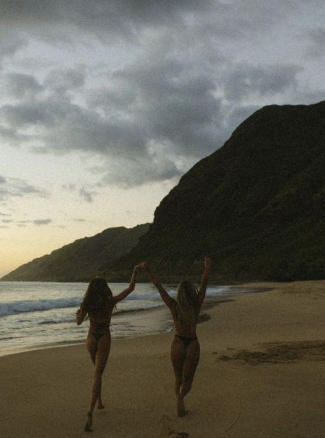 @ estherscanon on insta hawai'i vibe with best friend film Hawaii Best Friend Pictures, Hawaii Aesthetic Friends, Hawaii On Film, Hawaii Photoshoot, Beaches Film, Vacation 2024, With Best Friend, Oahu Photographers, Napali Coast