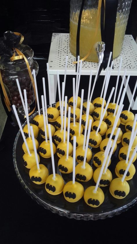 Batman cakepops Batman Snacks, Batman Cakepops, Spiderman X Batman, Batman Party Foods, Batman Food, Lego Batman Birthday Party, Batman Themed Birthday Party, Lego Batman Birthday, Games For Parties