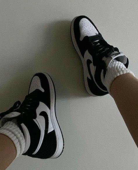 Air Jordan 1 Black And White, Gold Basketball Shoes, Nike Lunar Force, Dr Shoes, Dream Fashion, Jordan Shoes Girls, Nike Shoes Jordans, Nike Air Shoes, Air Force One