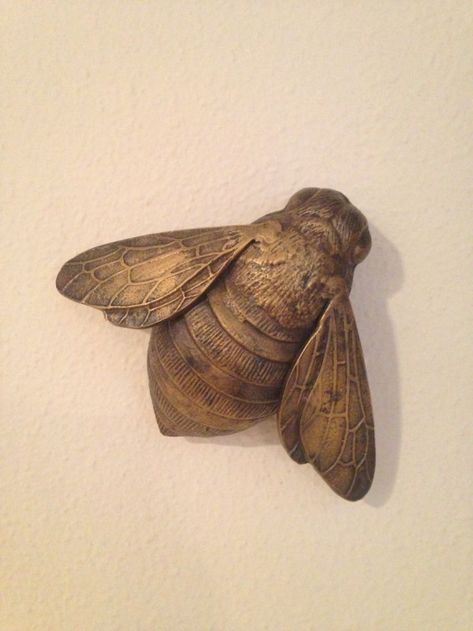 Wood Jewelery, Soap Carving, Dremel Wood Carving, Vintage Bee, Wood Carving Designs, Fairytale Illustration, Wood Carving Patterns, Bee Art, Carving Designs