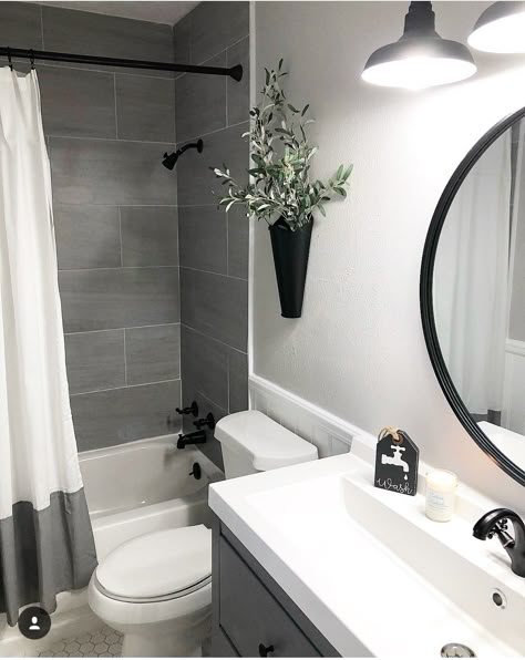 Like these big grey tiles for master shower Apartment Bathroom Design, Makeover Kamar Mandi, Small Bathroom Interior, Decor Baie, Upstairs Bathrooms, Bad Design, Apartment Bathroom, Diy Bathroom Decor, Small Bathroom Design