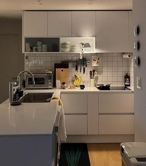 Aesthetic Kitchen Wallpaper, Basic Apartment Kitchen, Japanese Apartment Interior, Bedroom Layouts For Small Rooms, Korean Apartment Interior, Sleeping Room Design, Korean Apartment, Japanese Apartment, Kitchen Apartment