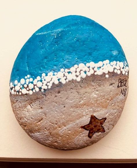 Beach painted stone Diy Paint Ideas, Paint Stone, Stones Garden, Diy Rock Art, Mandala Rock Art, Rocks Painted, Rock Painting Ideas, Stone Art Painting, Painted Rocks Kids